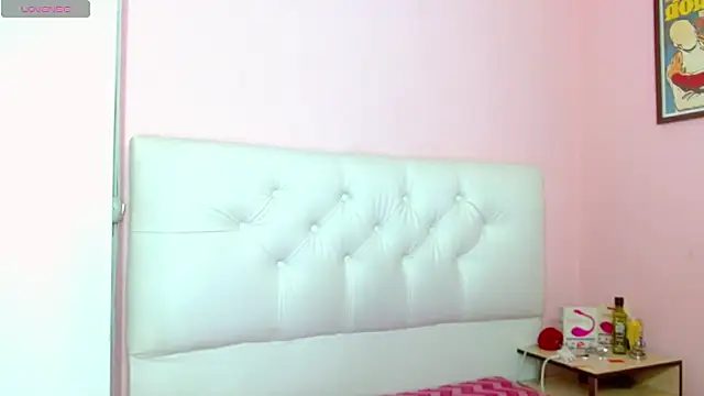 Snapshot of x_isabella_x chatting on February 7, 7:39 pm x isabella x online show from February 7, 7:39 pm