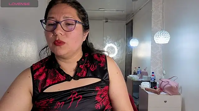 Snapshot of scarlett_widow_ chatting on June 3, 3:20 am scarlett widow online show from June 3, 3:20 am