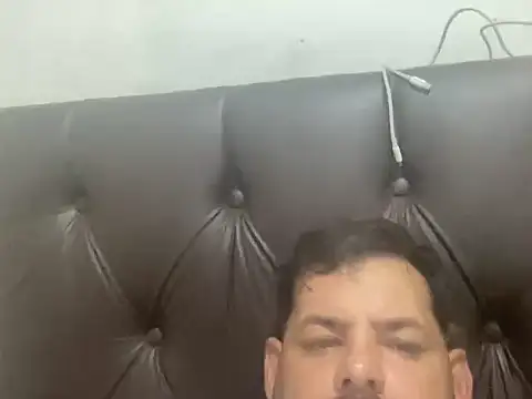 Snapshot of Almir10 chatting on April 27, 7:23 pm Almir10 online show from April 27, 7:23 pm