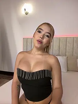 Snapshot of Mia_Roswell chatting on June 19, 3:11 am Mia Roswell online show from June 19, 3:11 am