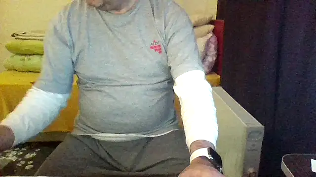 Snapshot of st206boy chatting on April 10, 1:11 am st206boy online show from April 10, 1:11 am