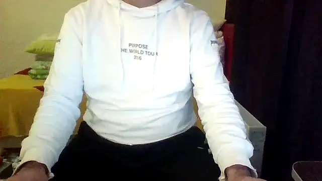 Snapshot of st206boy chatting on April 13, 12:05 am st206boy online show from April 13, 12:05 am