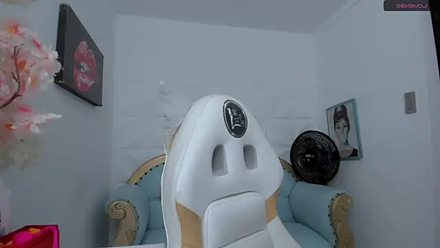 eimy skinny  online show from October 31, 11:22 am