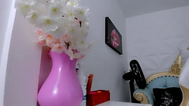 Snapshot of eimy_skinny_ chatting on January 17, 12:32 pm eimy skinny online show from January 17, 12:32 pm