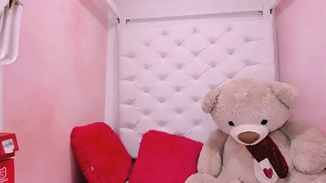 Snapshot of eimy_skinny_ chatting on March 1, 12:29 pm eimy skinny online show from March 1, 12:29 pm