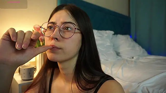 ywixos online show from November 4, 2:49 pm