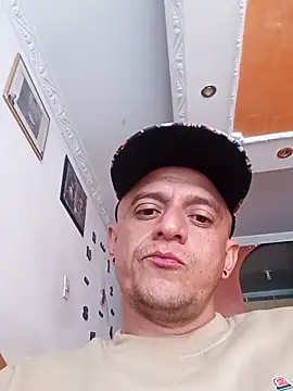 Snapshot of leon8013A chatting on October 30, 4:19 pm leon8013A online show from October 30, 4:19 pm