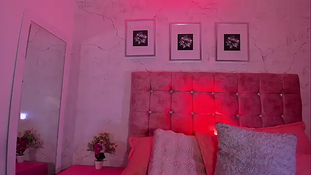 Maddy Mills online show from December 15, 5:28 pm