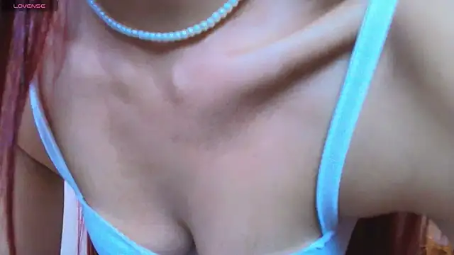 Snapshot of ViolethRosse chatting on April 22, 1:52 am ViolethRosse online show from April 22, 1:52 am