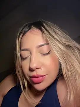 Snapshot of MissCat_ chatting on December 19, 3:02 am MissCat online show from December 19, 3:02 am