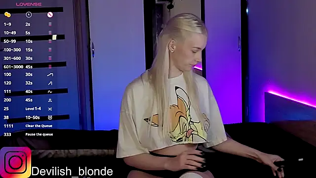 Snapshot of HitchcocianBlonde chatting on November 29, 5:27 pm HitchcocianBlonde online show from November 29, 5:27 pm