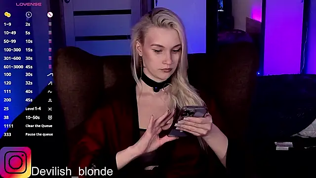 Snapshot of HitchcocianBlonde chatting on February 19, 6:59 pm HitchcocianBlonde online show from February 19, 6:59 pm