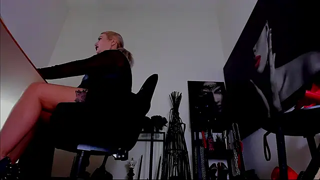 demisweet online show from February 26, 7:40 am