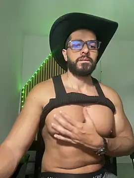 Snapshot of magnumchris chatting on February 10, 4:27 am magnumchris online show from February 10, 4:27 am