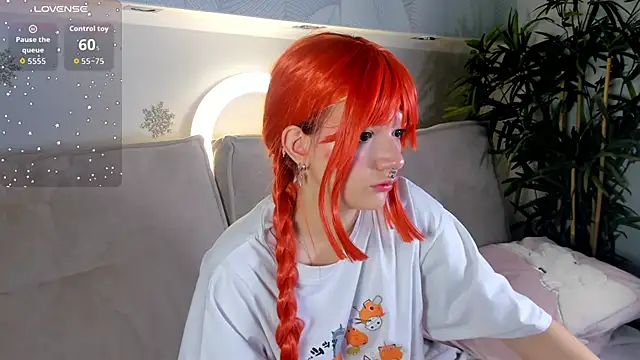 Molly Platt online show from December 2, 9:25 am