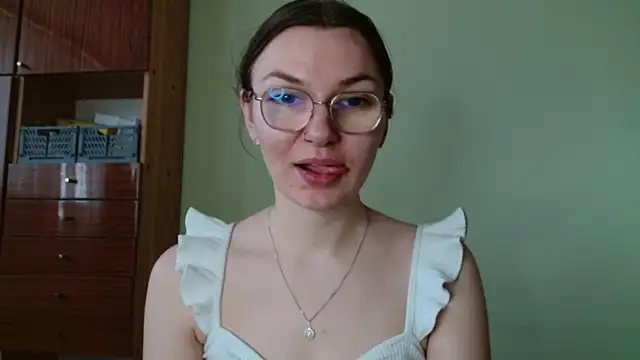 Snapshot of LooveELLYx chatting on February 9, 7:56 am LooveELLYx online show from February 9, 7:56 am