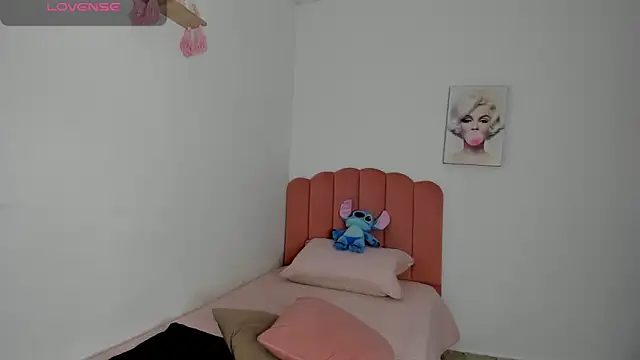 Snapshot of julieth_sanzz chatting on January 7, 1:13 pm julieth sanzz online show from January 7, 1:13 pm