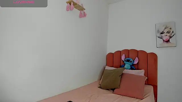 Snapshot of julieth_sanzz chatting on July 20, 10:39 am julieth sanzz online show from July 20, 10:39 am
