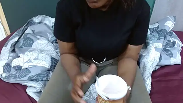 Snapshot of sexythae32 chatting on February 6, 11:24 am sexythae32 online show from February 6, 11:24 am