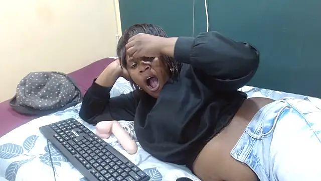 Snapshot of sexythae32 chatting on February 18, 7:54 pm sexythae32 online show from February 18, 7:54 pm