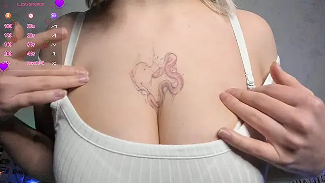 Snapshot of girlllsooft chatting on February 1, 1:04 am girlllsooft online show from February 1, 1:04 am