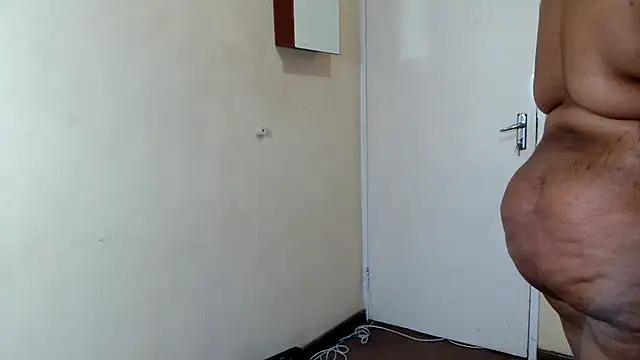 HugeTitisxx online show from April 3, 6:00 am