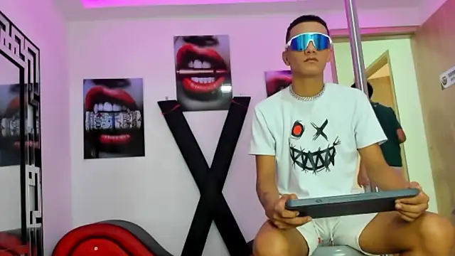 TWINKS FRIENDS online show from October 31, 7:20 am