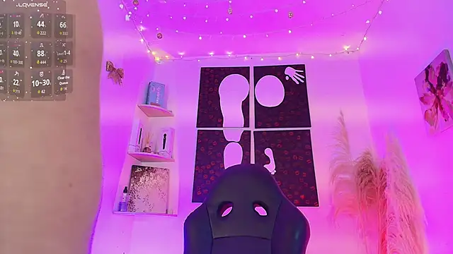 Snapshot of Iamlola_ chatting on December 15, 10:36 pm Iamlola online show from December 15, 10:36 pm