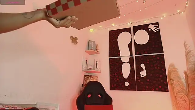 Snapshot of Iamlola_ chatting on January 18, 4:05 am Iamlola online show from January 18, 4:05 am