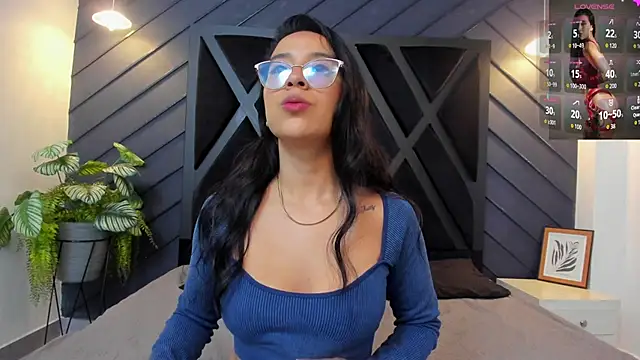 zoe martins  online show from October 13, 5:35 pm