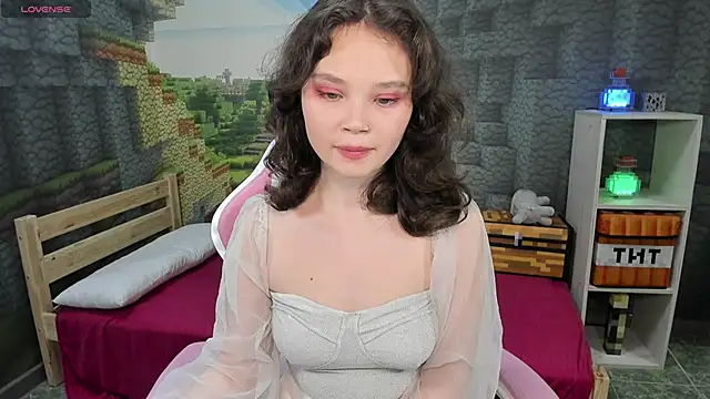 Snapshot of EmilyChaves chatting on September 18, 6:32 pm EmilyChaves online show from September 18, 6:32 pm