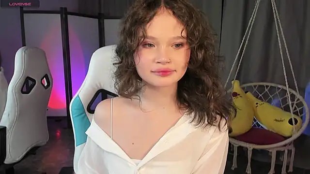 Snapshot of EmilyChaves chatting on October 10, 2:27 pm EmilyChaves online show from October 10, 2:27 pm