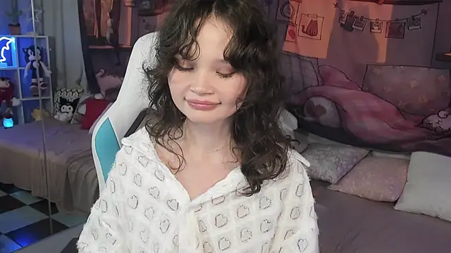 EmilyChaves online show from November 22, 4:50 pm