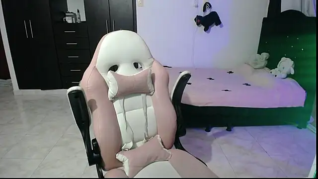 Snapshot of Elizabeth_rose02 chatting on October 17, 1:42 am Elizabeth rose02 online show from October 17, 1:42 am