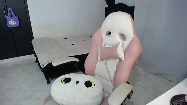 Snapshot of Elizabeth_rose02 chatting on June 14, 12:19 am Elizabeth rose02 online show from June 14, 12:19 am
