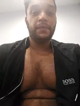 Snapshot of Amitk281 chatting on February 26, 2:43 am Amitk281 online show from February 26, 2:43 am