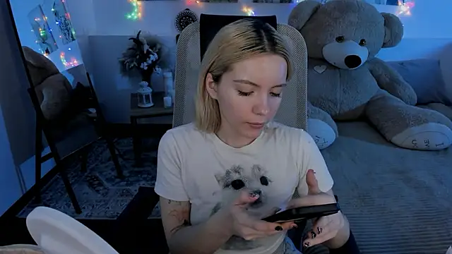 AuroraWrenfield online show from March 31, 1:29 am