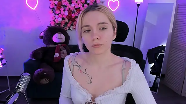 AuroraWrenfield online show from April 15, 4:30 am