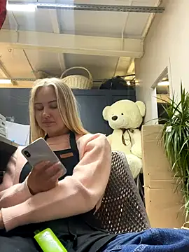 Snapshot of CandyVice chatting on October 8, 5:43 pm CandyVice online show from October 8, 5:43 pm