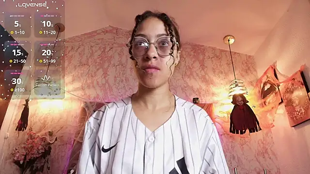 Hanna Cornee  online show from October 28, 1:47 pm