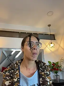 Hanna Cornee  online show from November 10, 1:43 pm