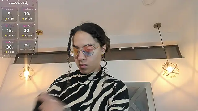 Hanna Cornee  online show from November 21, 1:32 pm