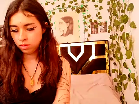 lucywhite13 online show from October 21, 10:10 pm