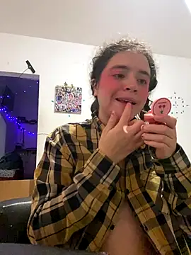 Snapshot of Lucy_YupiSweet chatting on October 31, 7:31 am Lucy YupiSweet online show from October 31, 7:31 am