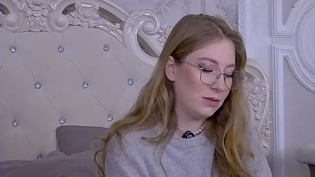 Snapshot of MiaEuphoria_ chatting on October 8, 3:37 am MiaEuphoria online show from October 8, 3:37 am