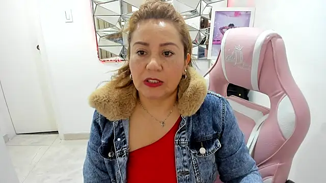 Snapshot of camixxx_m chatting on June 25, 11:48 am camixxx m online show from June 25, 11:48 am