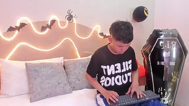 Snapshot of Enrrixxx_ chatting on October 26, 7:31 pm Enrrixxx online show from October 26, 7:31 pm