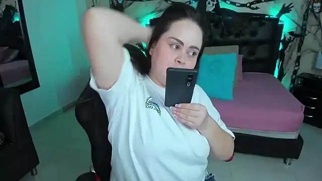 Snapshot of LolaVillalobos chatting on October 27, 2:21 pm LolaVillalobos online show from October 27, 2:21 pm