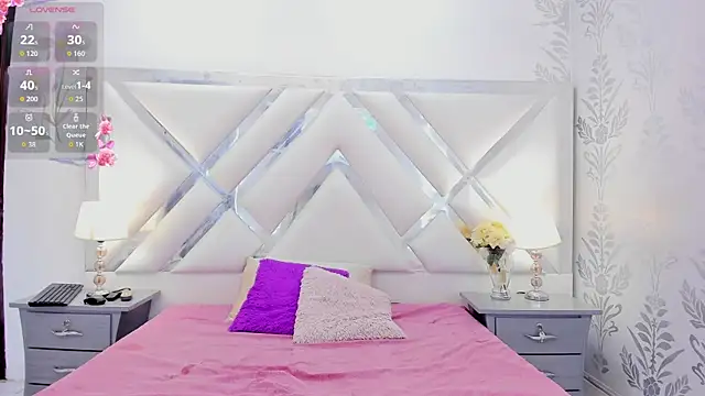 selenareyes online show from September 11, 10:10 pm