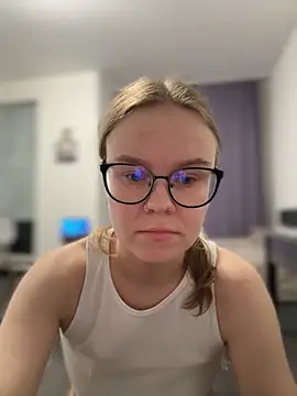 Snapshot of _CherryBloom_ chatting on October 25, 4:02 pm CherryBloom online show from October 25, 4:02 pm